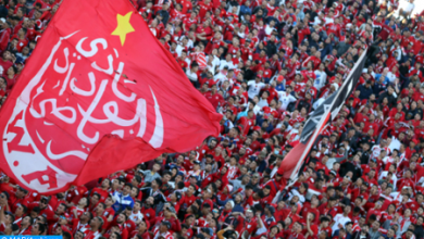 وجدة - توج فريق الوداد الرياضي بطلا للمغرب في كرة القدم للموسم الرياضي 2021-2022 ،محققا لقبه ال22 في سجله الرياضي ،وذلك عقب تعادله مع مضيفه مولودية وجدة بهدفين لمثلهما ، في المباراة التي جمعتهما ، مساء اليوم الأربعاء على أرضية الملعب الشرفي بوجدة ، برسم الدورة ال 29 من البطولة الوطنية الاحترافية "انوي" لأندية القسم الأول لكرة القدم.