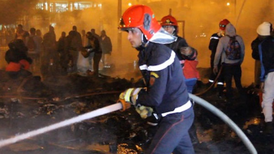 رجال المطافئ يخمدون حريقا