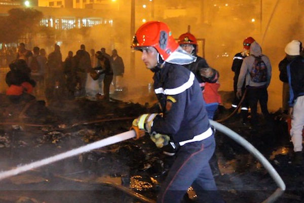 رجال المطافئ يخمدون حريقا